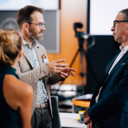 Karsten Homann nach einer Keynote im Gespräch mit Teilnehmenden